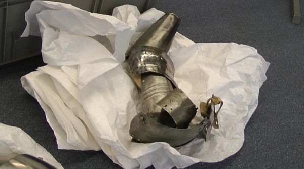 Kus železného plechu připomíná laikovi kryt nohy. Zkušený aranžér ale ví, že jde o několik částí, které v boji chrání horní končetiny. Část středověkého brnění