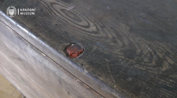 Pečetě na bednách jsou většinou neporušené.