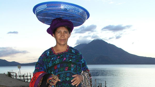 Život v zemi, kde jsou na denním pořádku zemětřesení, hurikány, sopečná činnost a velká kriminalita, není snadný. Autor fotografie: Olga Vilímková fotografie indianky s platovym kosem na hlave. v pozadi sopka