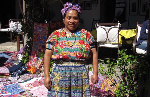 Oděv by měl podle Mayů vyjadřovat duši a neměl by tak být obyčejný. Autor fotografie: Olga Vilímková fotografie indianky v barevnem kroji