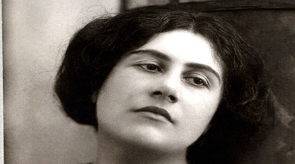 Civilní fotografie Emy Destinnové, ateliér Ernst Schneider, Berlín, 1908 Civilní fotografie Emy Destinnové, ateliér Ernst Schneider, Berlín, 1908