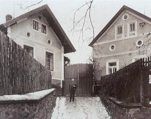 Josef Suk v Křečovicích Amatérské foto, nedatováno, pův. negativ 12x16 cm. Z fondů Českého muzea hudby. Dnes se v domku Josefa Suka (1874-1935) nachází expozice Památníku Josefa Suka.