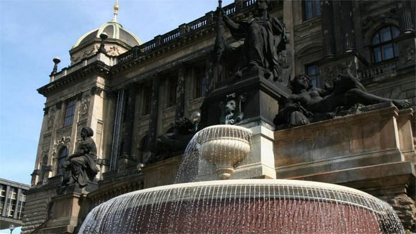 Fontána před Historickou budovou Národního muzea fontána před Národním muzeem