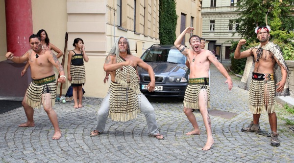 Maorský folklorní soubor Whakaari na dvoře Náprstkova muzea maorský folklorní soubor