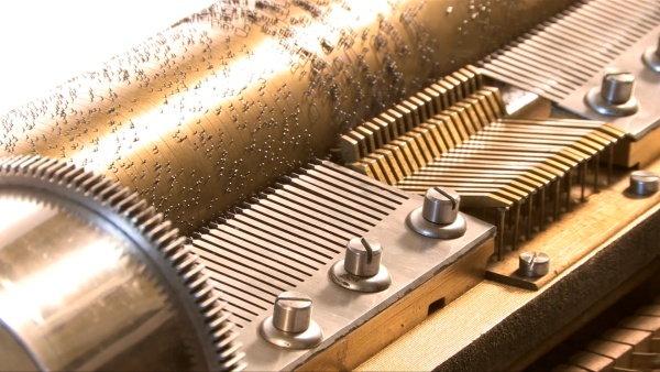 foto: švýcarská hrací skříň z let 1870 - 1890