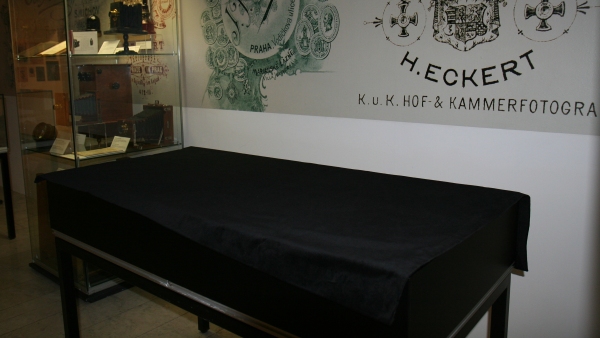 Vitrína, ve které se daguerrotypie nachází, musí být zakrytá, aby světlo snímek nepoškodilo foto: vitrína, ve které se daguerrotypie nachází, musí být zakrytá, aby světlo snímek nepoškodilo