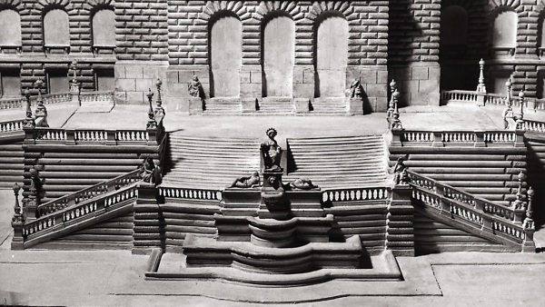 Detail rampy z modelu budovy. Autorem modelu byl italský štukatér Giacomo Enzio, který jej vytvořil v letech 1886 - 1888 podle plánů Josefa Schulze. Na rampě je viditelný původní žulový sokl, který byl později odstraněn. (foto: archiv NTM) foto: Detail rampy z modelu budovy. Autorem modelu byl italský štukatér Giacomo Enzio, který jej vytvořil v letech 1886 - 1888 podle plánů Josefa Schulze. Na rampě je viditelný původní žulový sokl, který byl později odstraněn.