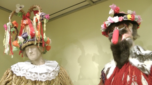 foto: Hlinecké masopustní masky slaměný a žid v expozici České lidové kultury Národního muzea