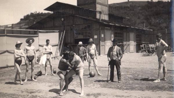Zápas Fridolína Hobra s Rudolfem Kilem. Podolské lázně krátce po otevření, kolem r. 1907 foto: zápas Fridolína Hobra s Rudolfem Kilem. Podolské lázně krátce po otevření, kolem r. 1907