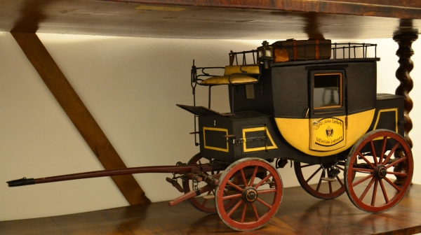 Model poštovního vozu doby Rakouska-Uherska Model poštovního vozu doby Rakouska-Uherska, Poštovní muzeum.