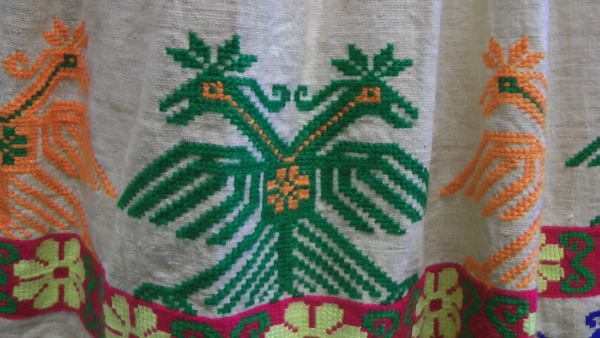 Huicholská výšivka s motivem dvouhlavé habsburské orlice Huicholská výšivka s motivem dvouhlavé habsburské orlice