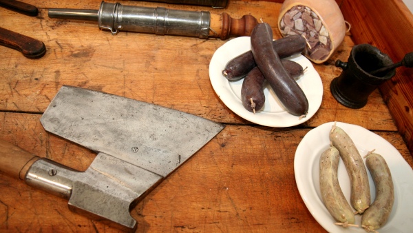 instalace zabíjačky ve výstavě Krmě jídlo žrádlo