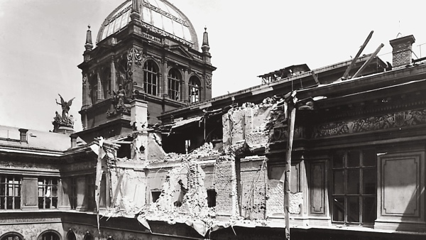 Historická budova Národního muzea poškozená bombou dne 7. května 1945 Historická budova Národního muzea poškozená bombou 7. května 1945