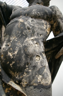 Sousoší géniů poškozené střelami