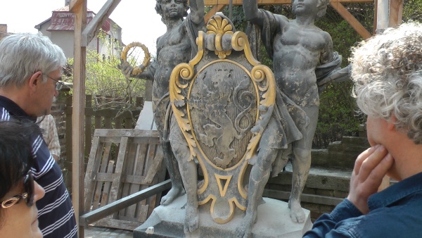 pohled na restaurovanou sochu géniů