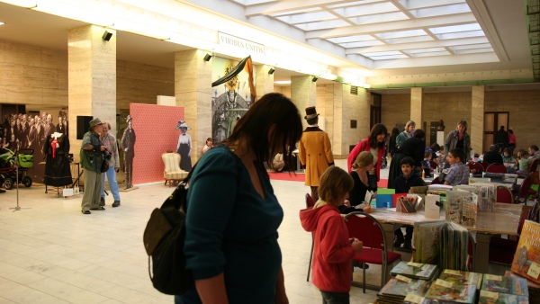 Nová budova Národního muzea se dnes plní dětmi a jejich rodiči Nová budova Národního muzea se dnes plní dětmi a jejich rodiči