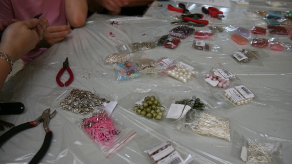 Krom toho si můžete vyzkoušet svou šikovnost v nělkolika dílnách – například šperkařské krom toho si můžete vyzkoušet svou šikovnost v nělkolika dílnách - například šperkařské