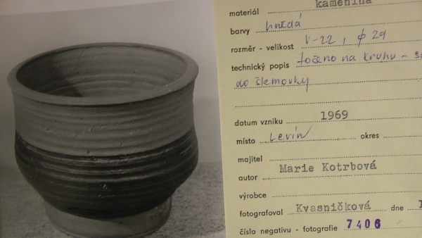 Původní tvorba na lidové motivy: jardiniera z kameniny podle návrhu keramičky Marie Kotrbové Původní tvorba na lidové motivy: jardiniera z kameniny podle návrhu keramičky Marie Kotrbové