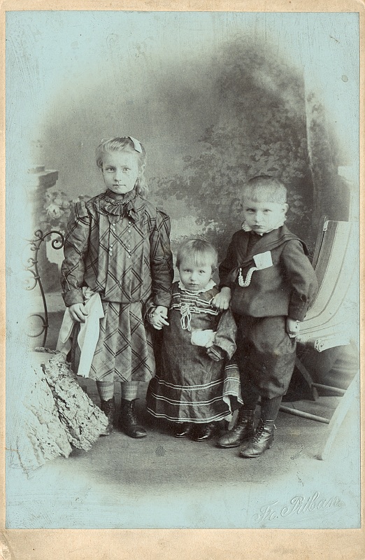 ateliérová fotografie tří sourzoenců