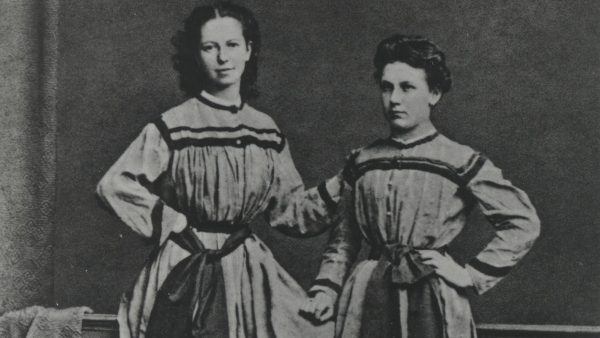 Hanušová Klemeňa (vlevo), zakládající členka Amerického klubu dam, propagátorka dívčího tělocviku a autorka tělocvičných příruček