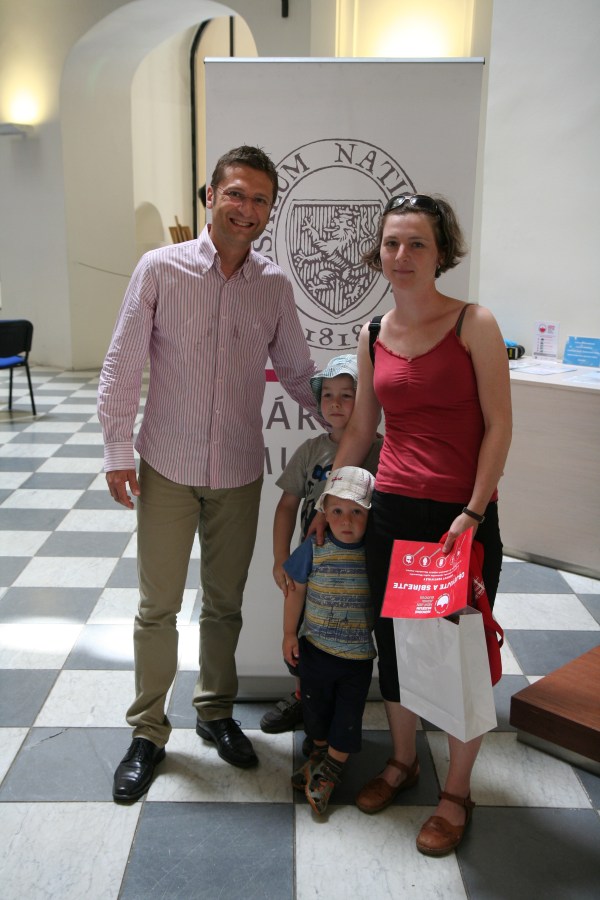 Mladá rodina po předání dárků s ředitelem Českého muzea hudby mladá rodina po předání dárků s ředitelem Českého muzea hudby