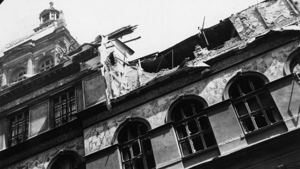Historická budova Národního muzea po zásahu leteckou bombou dne 7. května 1945 Historická budova Národního muzea po zásahu leteckou bombou dne 7. května 1945