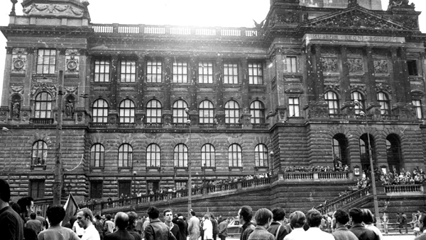 Historická budova Národního muzea poškozená střelami. Foto: Kříž cernobílá fotografie průčelí národního mueza poškozeného střelami