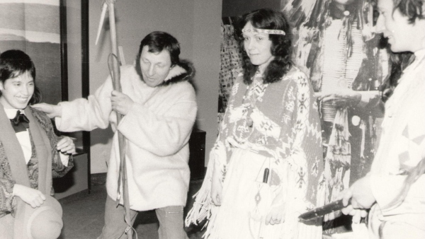 Návštěvníci vernisáže k otevření části expozice v roce 1986