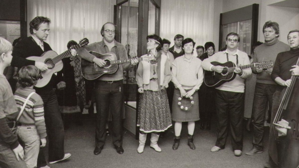 Skupina Spirituál Kvintet na vernisáži v roce 1986