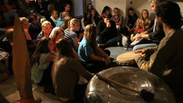 Zaplněný sál během koncertu na vernisáži výstavy (foto: Tomáš Přibyl, www.prachatickonews.cz) Zaplněný sál během koncertu na vernisáži výstavy (foto: Tomáš Přibyl, www.prachatickonews.cz)