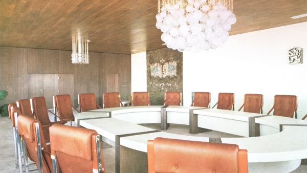 Příklad autorsky řešeného interiéru - původní vybavení salonku v 5. patře Příklad autorsky řešeného interiéru - původní vybavení salonku v 5. patře