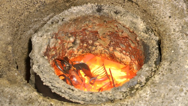 Zlaté zlomky v tavícím kelímku