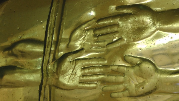 detail rukou na plastice Jaroslavy Brychtové a Stanislava Libenského