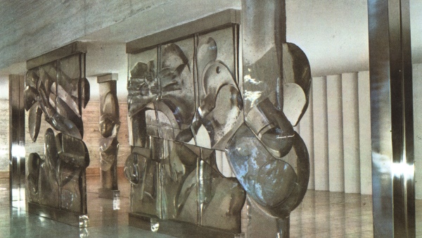 skleněná plastika záhy po instalaci v 70. letech