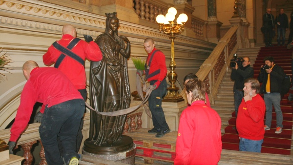 Socha Elišky Přemyslovny na schodišti Historické budovy je připravena k sejmutí z podstavce Socha Elišky Přemyslovny na schodišti Historické budovy je připravena k sejmutí z podstavce