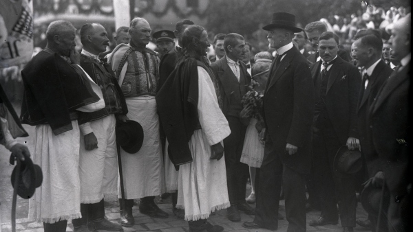 Jeden z mnoha snímků uvítání prezidenta při jeho cestách po Československé republice (Archiv Národního muzea, fond Hradní fotoarchiv)