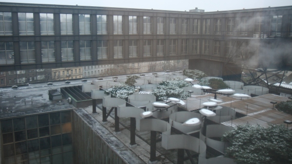 Mobilní plastika Jiřího Nováka na střeše Nové budovy Národního muzea (vpravo dole, zasněžená) Mobilní plastika Jiřího Nováka na střeše Nové budovy Národního muzea (vpravo dole, zasněžená)