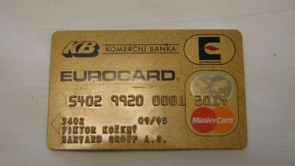 Zlatá platební karta Viktora Koženého z let 1994–1995 představuje memento podnikatelských aktivit jejího tehdejšího majitele v rámci Harvard Group a.s. Zlatá platební karta Viktora Koženého z let 1994–1995 představuje memento podnikatelských aktivit jejího tehdejšího majitele v rámci Harvard Group a.s.