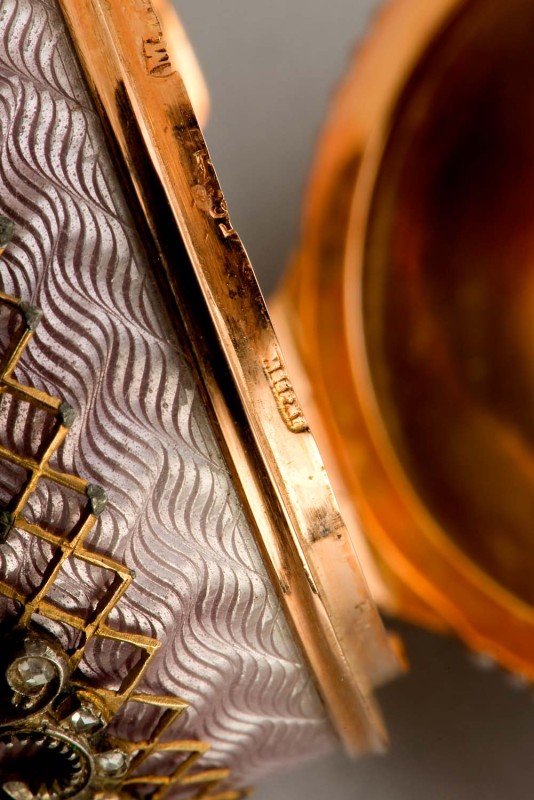 Detail růžového Fabergého vejce z výstavy Peníze