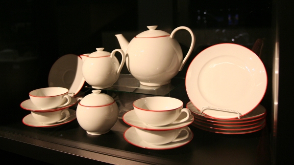 Čajový servis Ladislava Sutnara naleznete na výstavě Peníze v Národním muzeu (kolem roku 1930 pro Krásnou jizbu, Družstevní práce) Čajový servis, Ladislav Sutnar, pro Krásnou jizba (Družstevní práce), 1929-1932