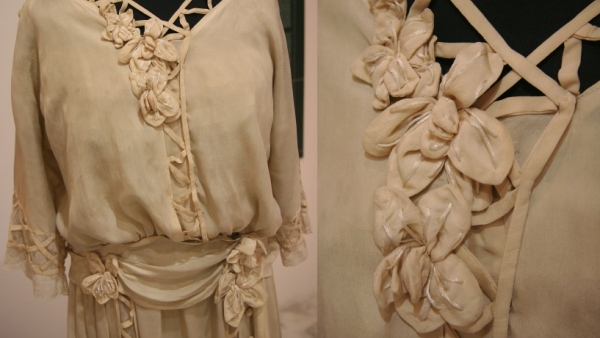 Svatební šaty ve výstavě Peníze