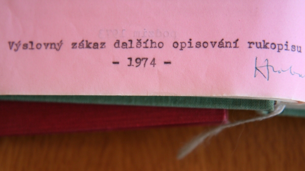 Výslovný zákaz dalšího opisování rukopisu – počáteční písmena formulky tvoří dohromady slovo VZDOR. Výslovný zákaz dalšího opisování rukopisu – počáteční písmena formulky tvoří dohromady slovo VZDOR