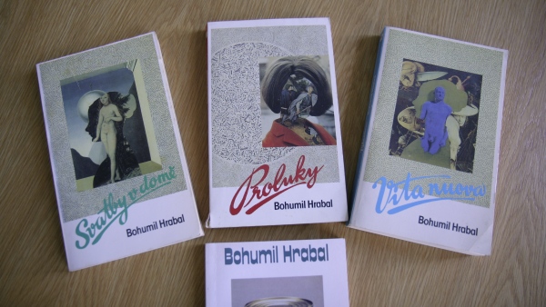 Obálky Hrabalových knih z nakladatelství 68 Publishers. Na obálkách díla Jiřího Koláře. Obálky Hrabalových knih z nakladatelství 68 Publishers. Na obálkách díla Jiřího Koláře.