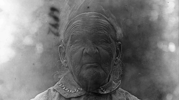 Františka Bajerová, devadesátiletá lidová lékařka z Vrchoviny u Nové Paky. Rok 1924