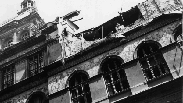 Nálož střední velikosti zničila přes 30 metrů délky středního traktu muzejní budovy