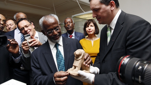 Ministr Ali Karti předává symbolicky sošku lva vedoucímu archeologického výzkumu ve Wad Ben Naga Pavlu Onderkovi Ministr Ali Karti předává symbolicky sošku lva vedoucímu archeologického výzkumu ve Wad Ben Naga Pavlu Onderkovi