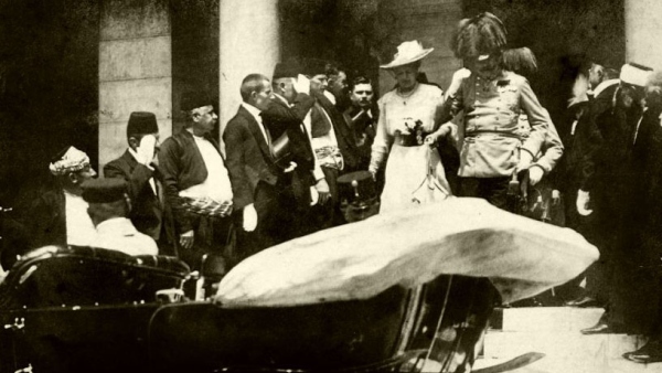 Arcivévoda s manželkou vychází ze Sarajevské radnice. Lojka čeká za volantem vozu