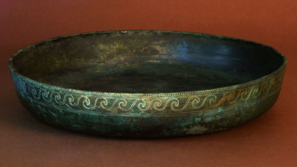 Bronzová etruská mísa, patřící patrně do tzv. picí soupravy, pochází z časně laténského období a byla nalezena v roce 1858 ve velké mohyle na katastrálním území Hradiště u Písku, v poloze Na dolinách Bronzová etruská mísa, patřící patrně do tzv. picí soupravy, pochází z časně laténského období a byla nalezena v roce 1858 ve velké mohyle na katastrálním území Hradiště u Písku, v poloze Na dolinách