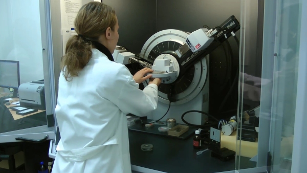 Krystalová struktura série vybraných vzorků tetraedritů z rozmanitých lokalit byla zkoumána metodou zvanou rentgenová difrakce.