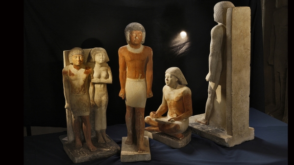 Sochy zpodobňující vysokého hodnostáře Nefera a jeho manželku (foto Martin Frouz) Sochy zpodobňující vysokého hodnostáře Nefera a jeho manželku (foto Martin Frouz)